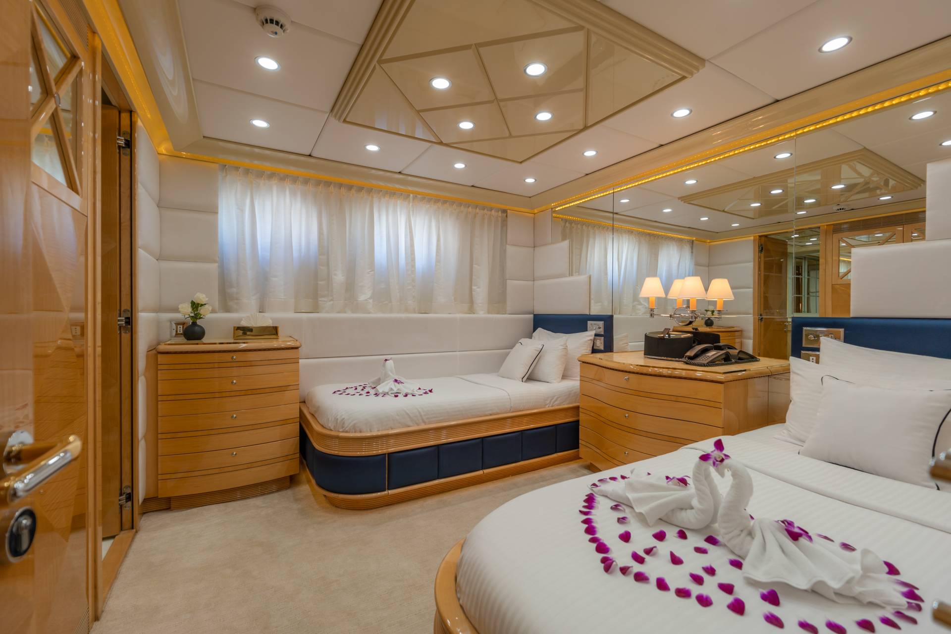 motor yacht LADY AZUL34.jpg