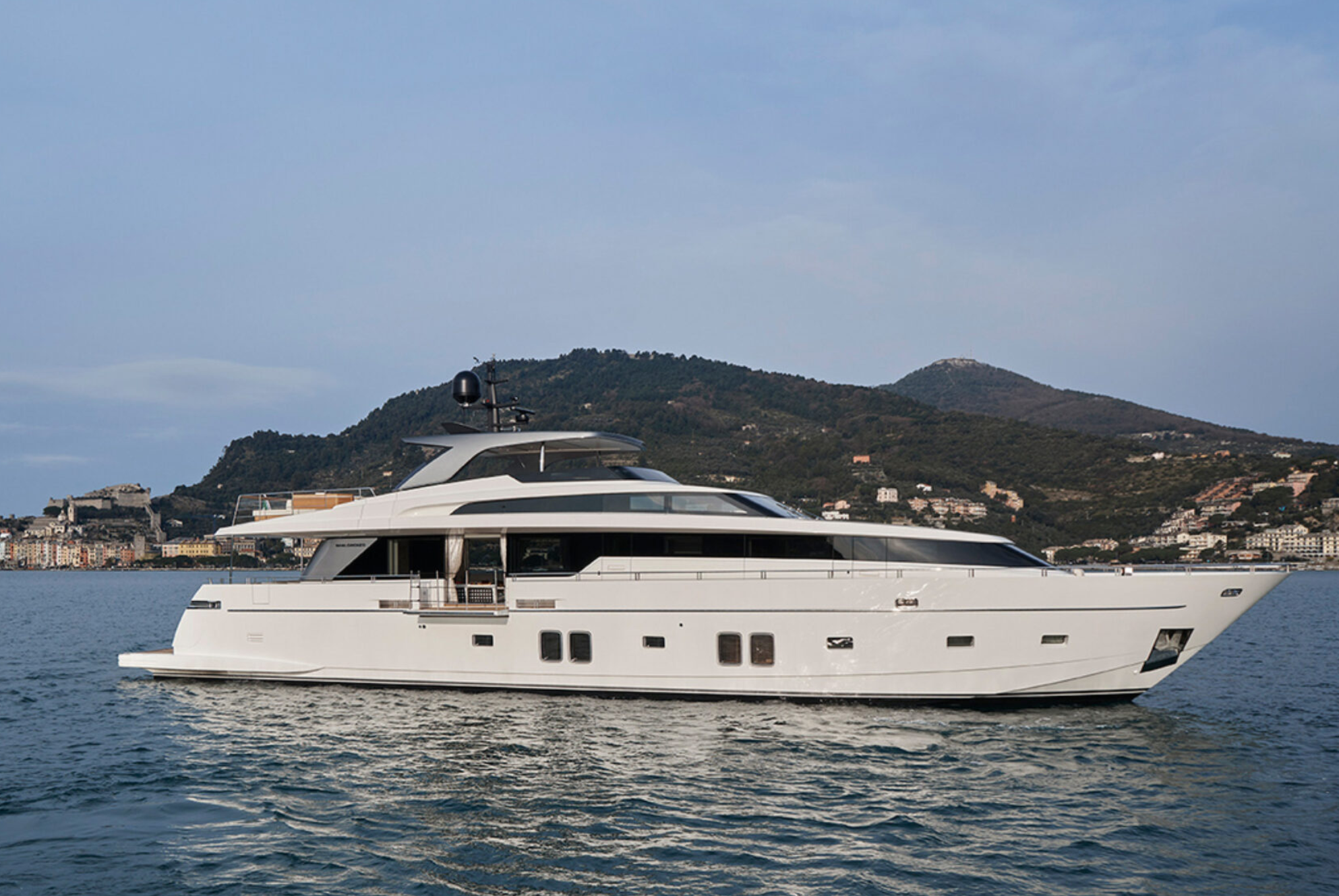 motor yacht LADY WHITE.png