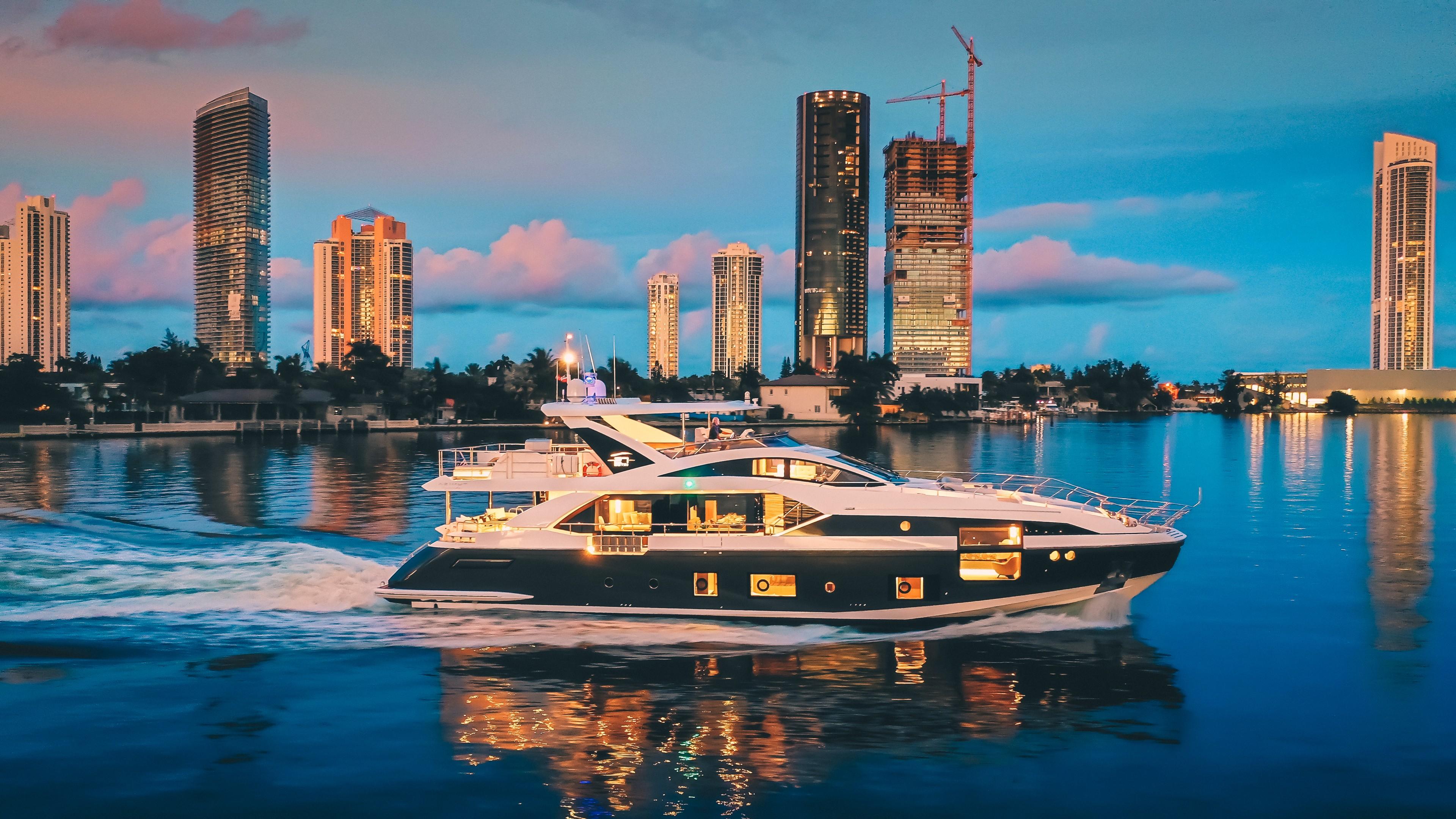 motor yacht MAJESTIC MOMENTS.jpg