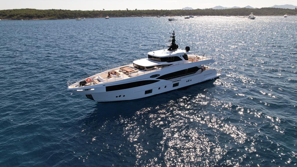 motor yacht SAVE YOUR TEARS.jpg