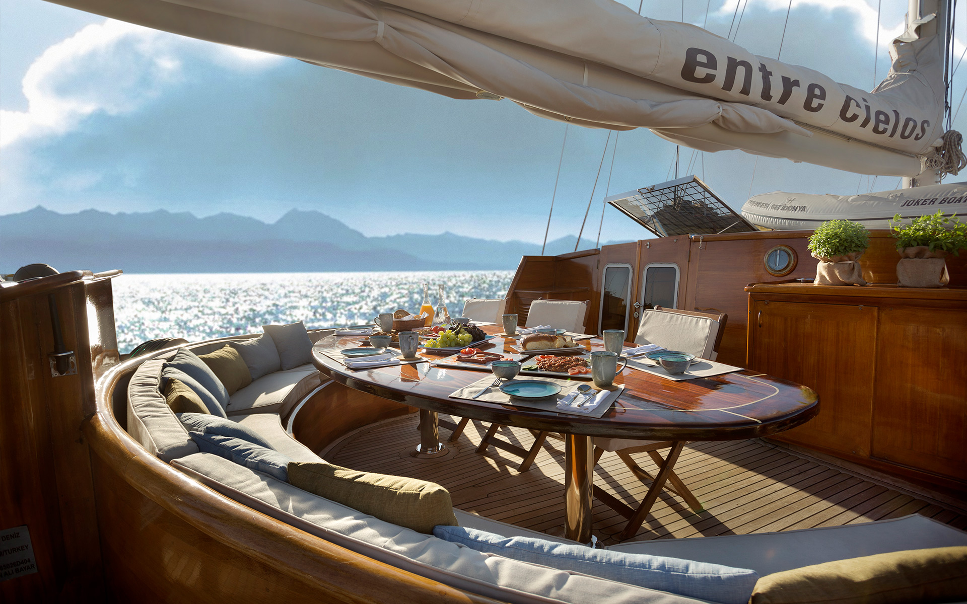 on deck dining .jpg