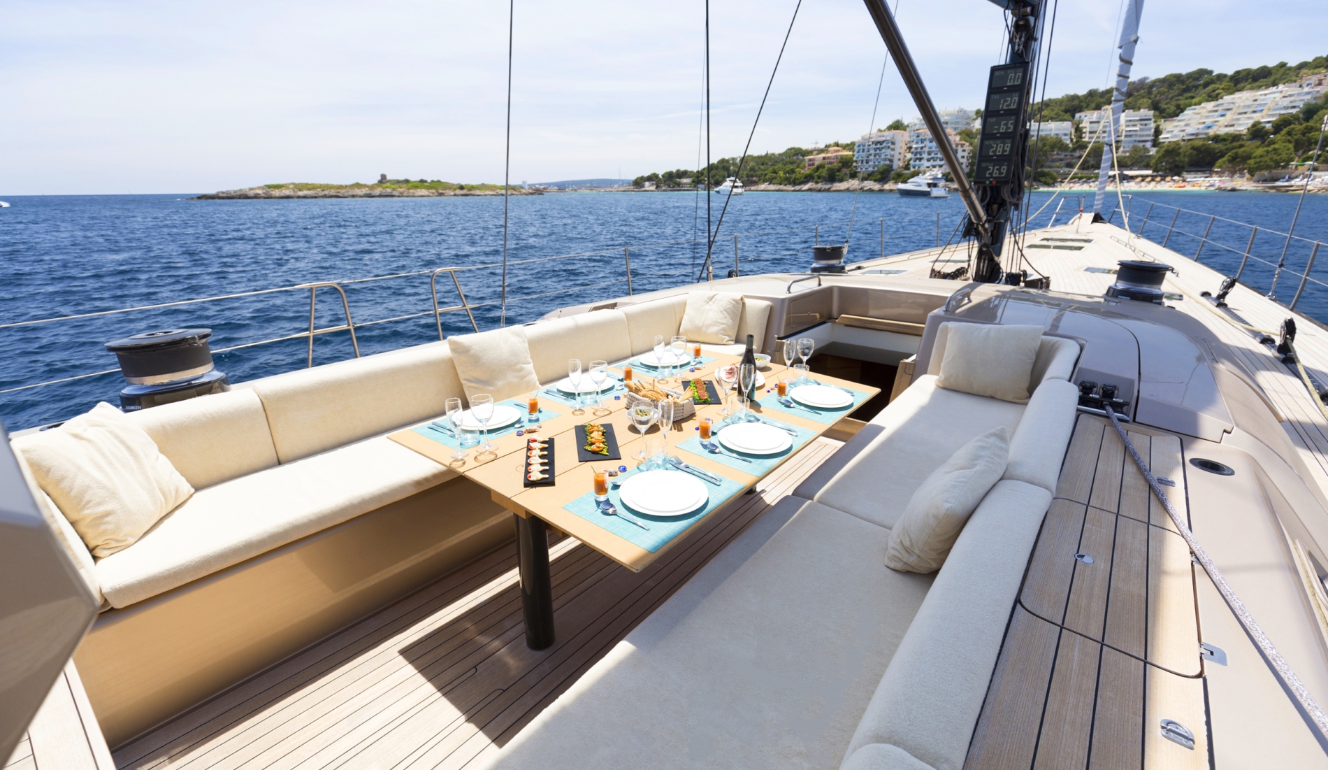 on deck dining.jpg