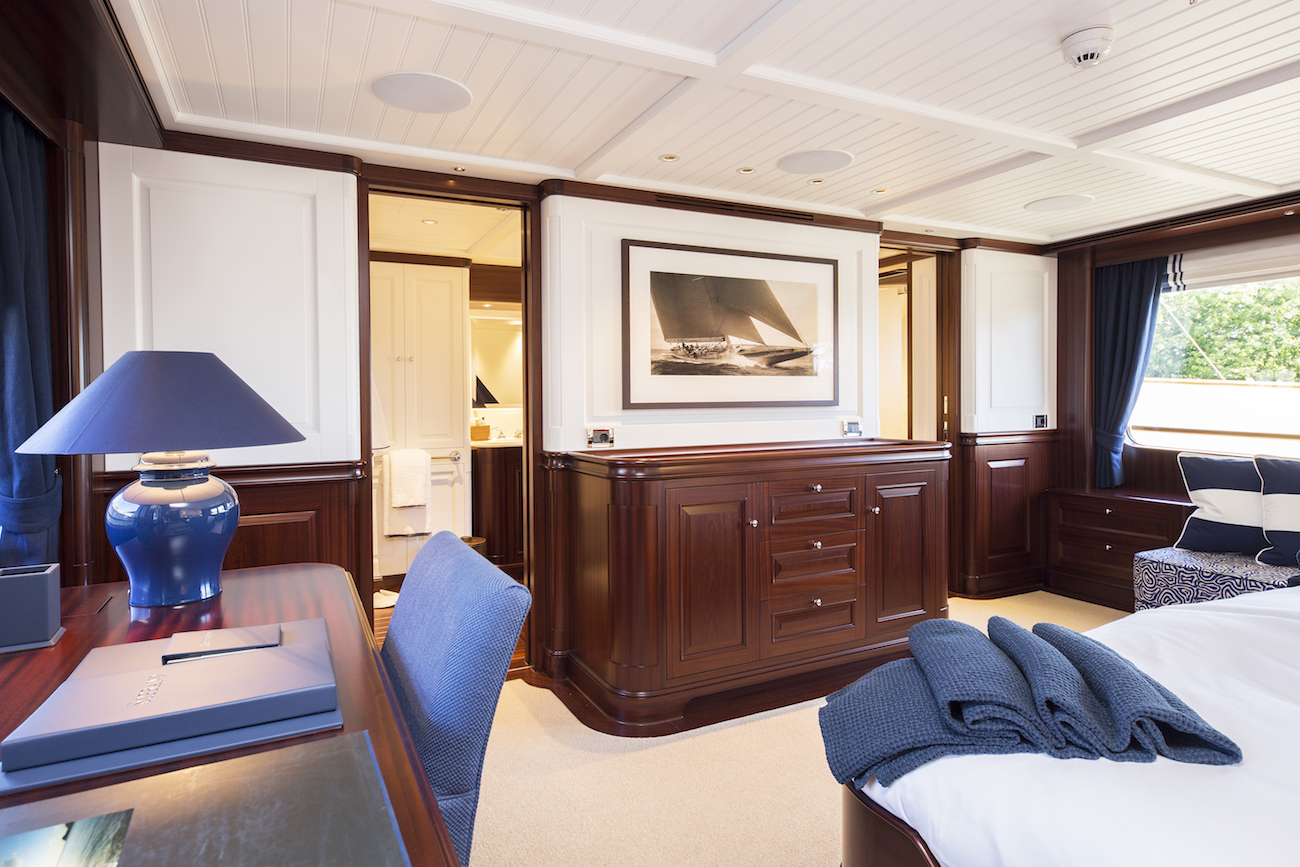 owners stateroom desk .jpg