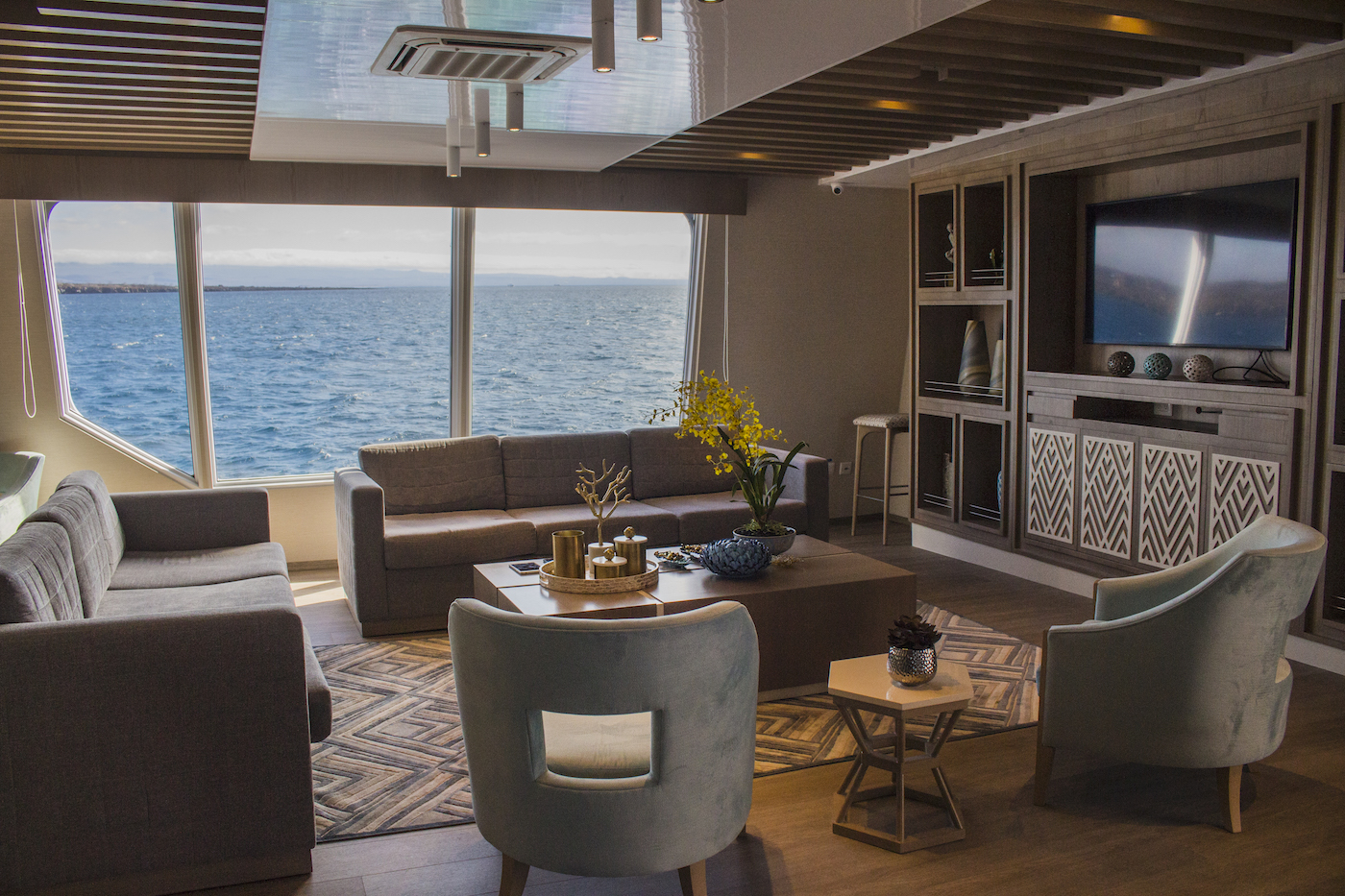 panoramic lounge.jpg