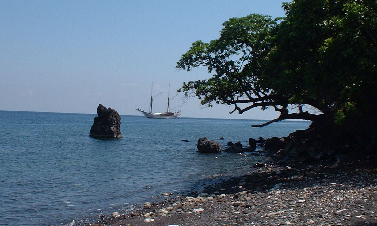 phinisi_silolona anchored off Gunung Api in Indonesia.jpg