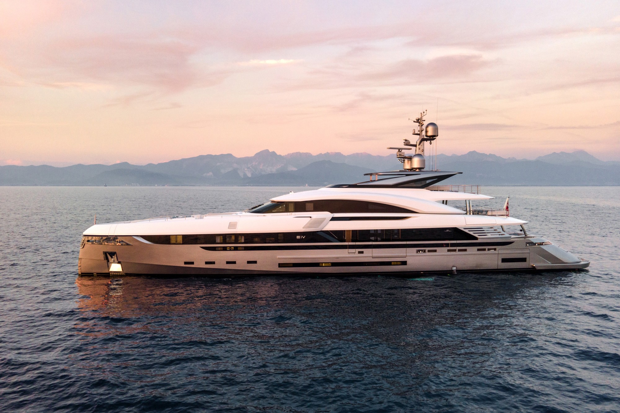 profile of the yacht  .jpg