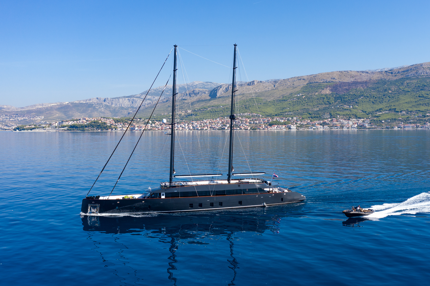 profile of the yacht SCORPIOS.jpg