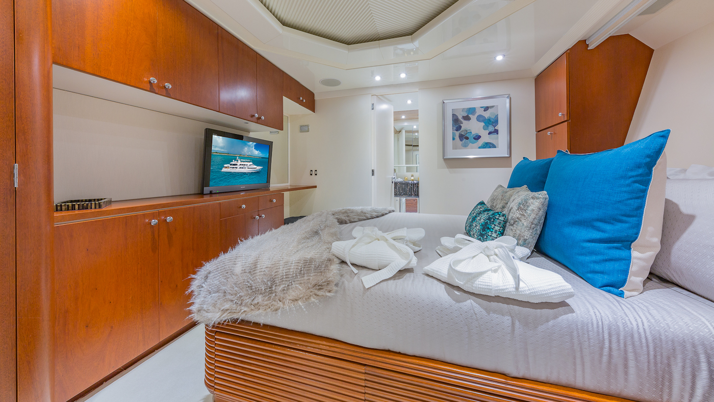 queen guest cabin .jpg