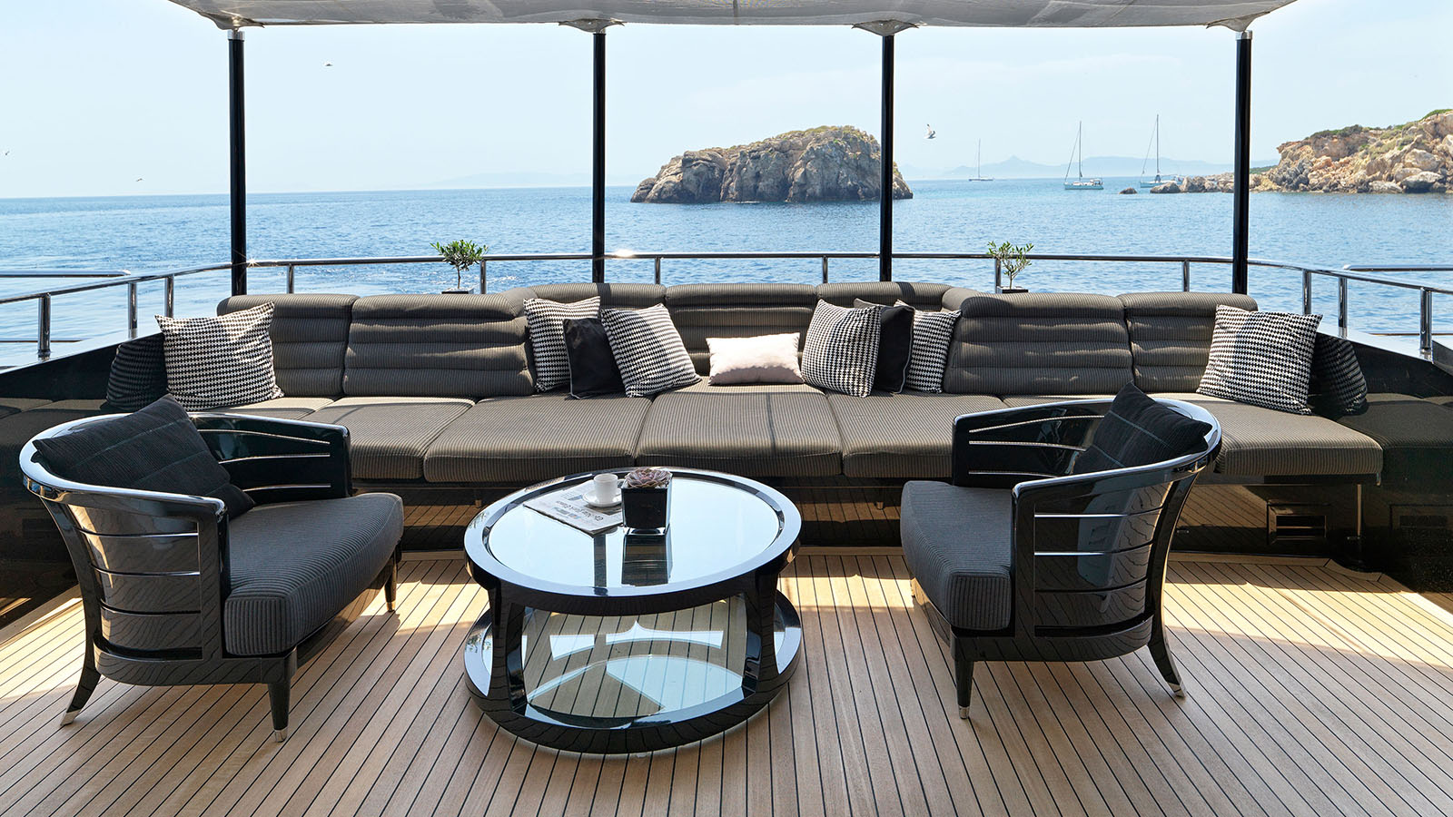 relaxation and socialising area aft.jpg