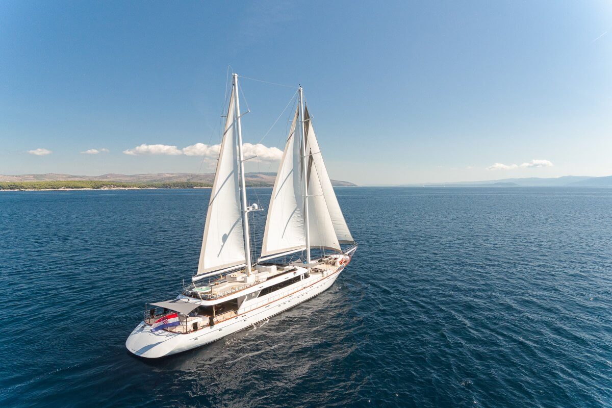 sailing yacht LADY GITA.jpg