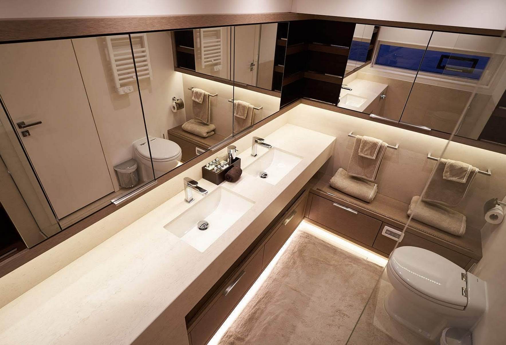 sailing-catamaran-babac-guest-bathroom.jpg