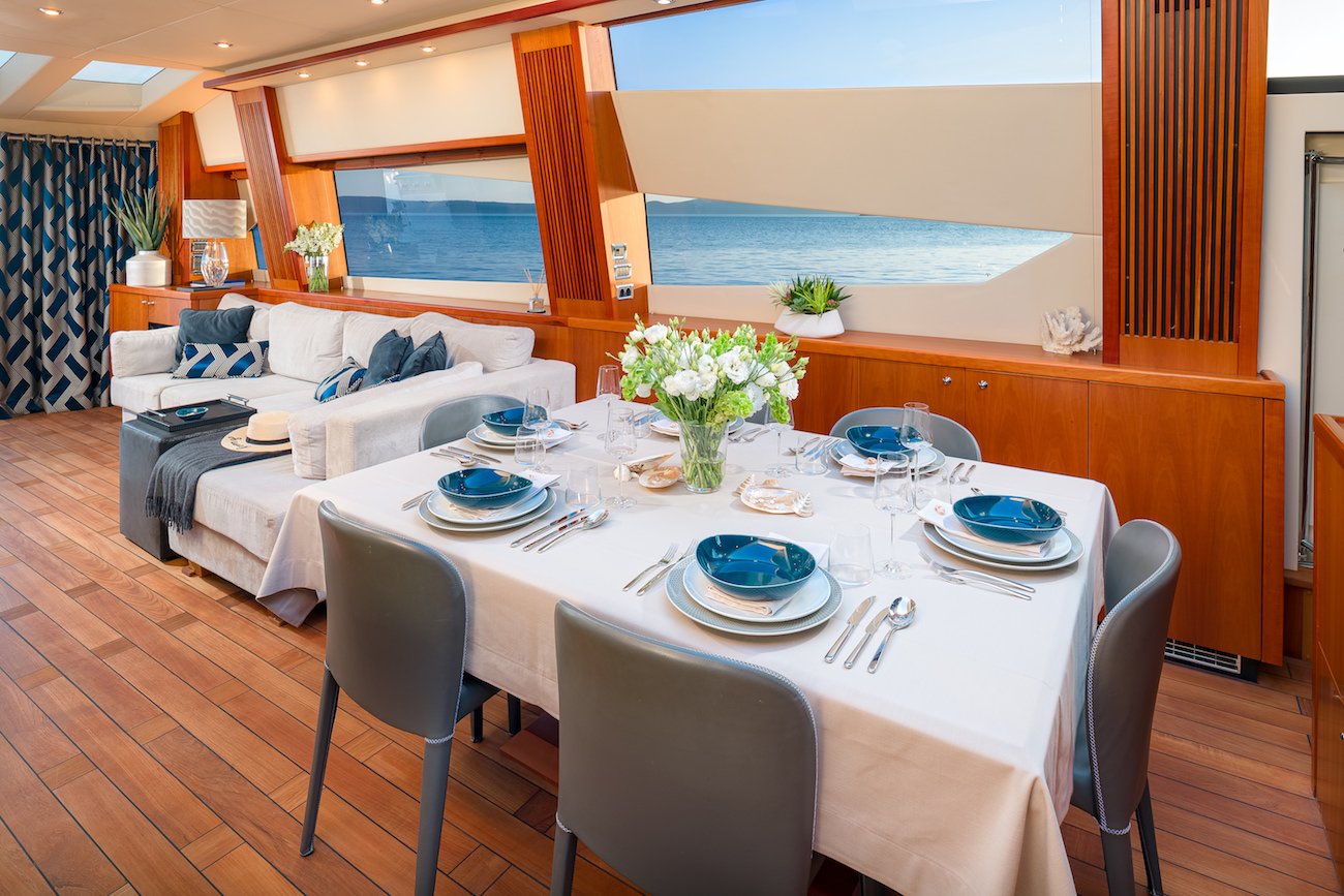 saloon - dining table.jpg