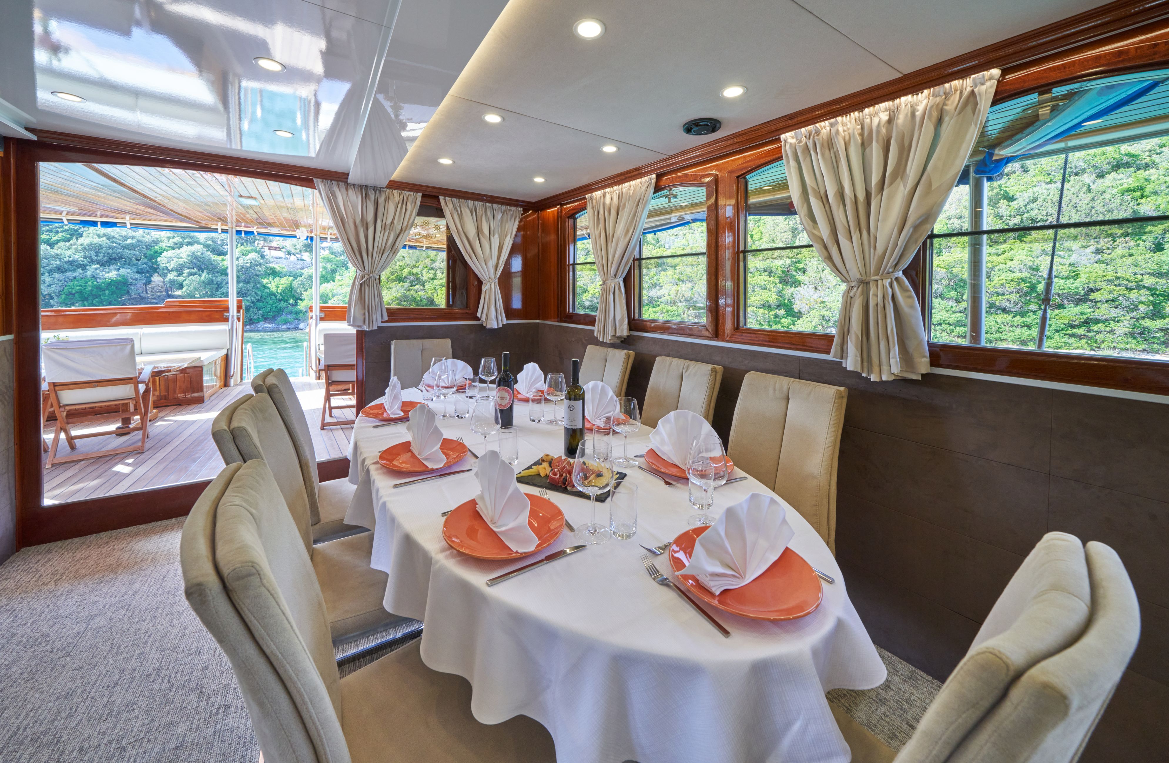 saloon - dining.jpg
