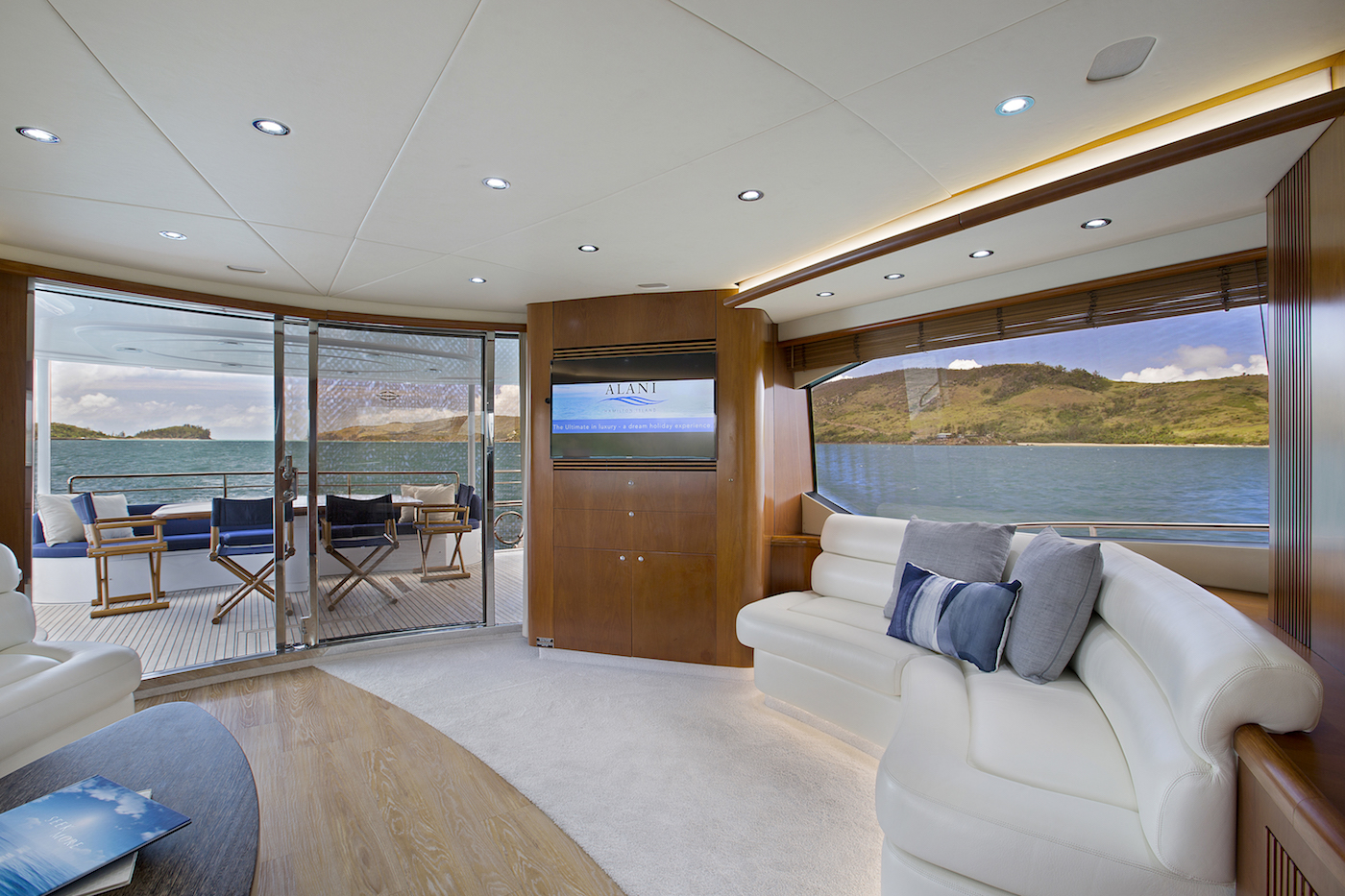 saloon aft.jpg