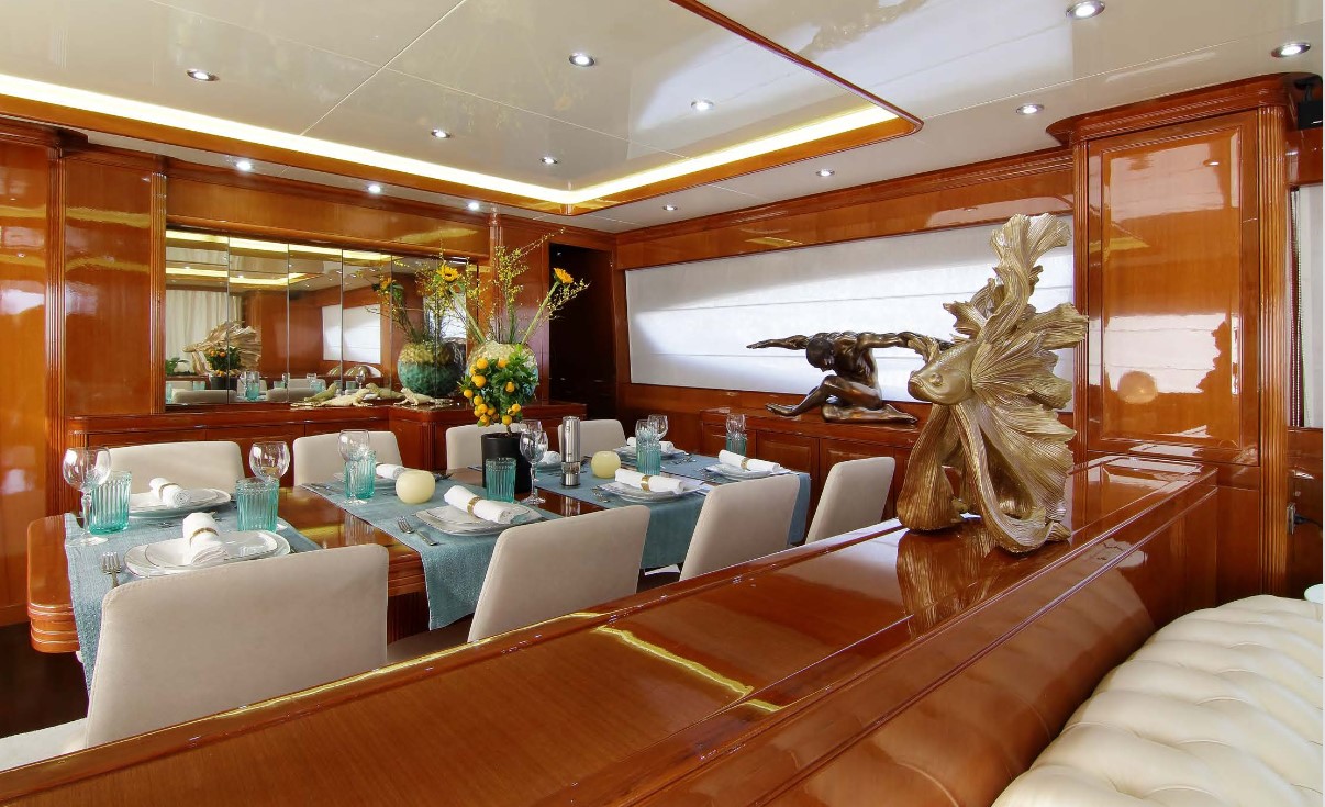 saloon and dining .jpg