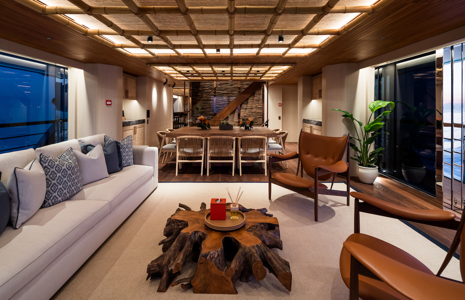 saloon and dining area - photo Jeff Brown.jpg