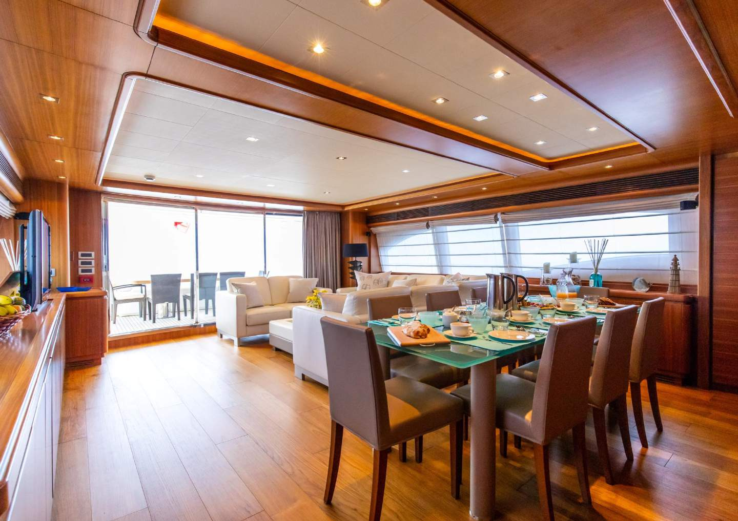 saloon dining area.png