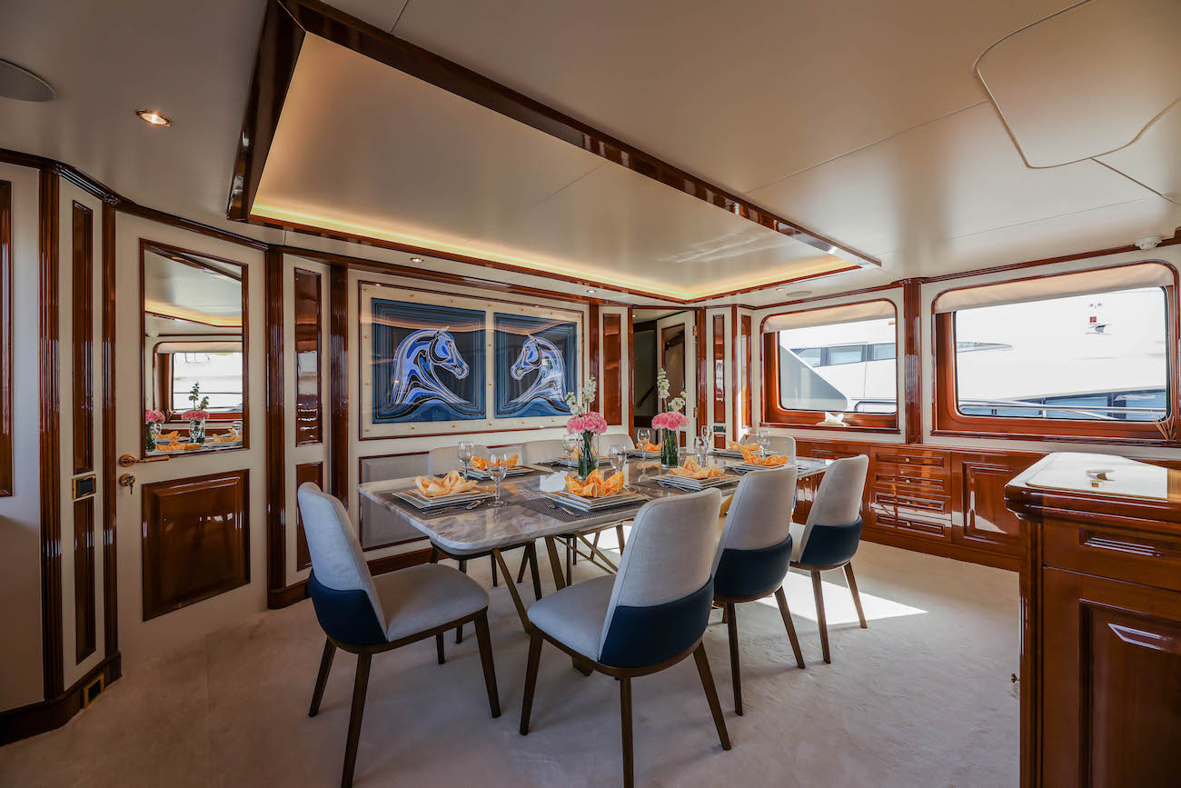 saloon dining table .jpg
