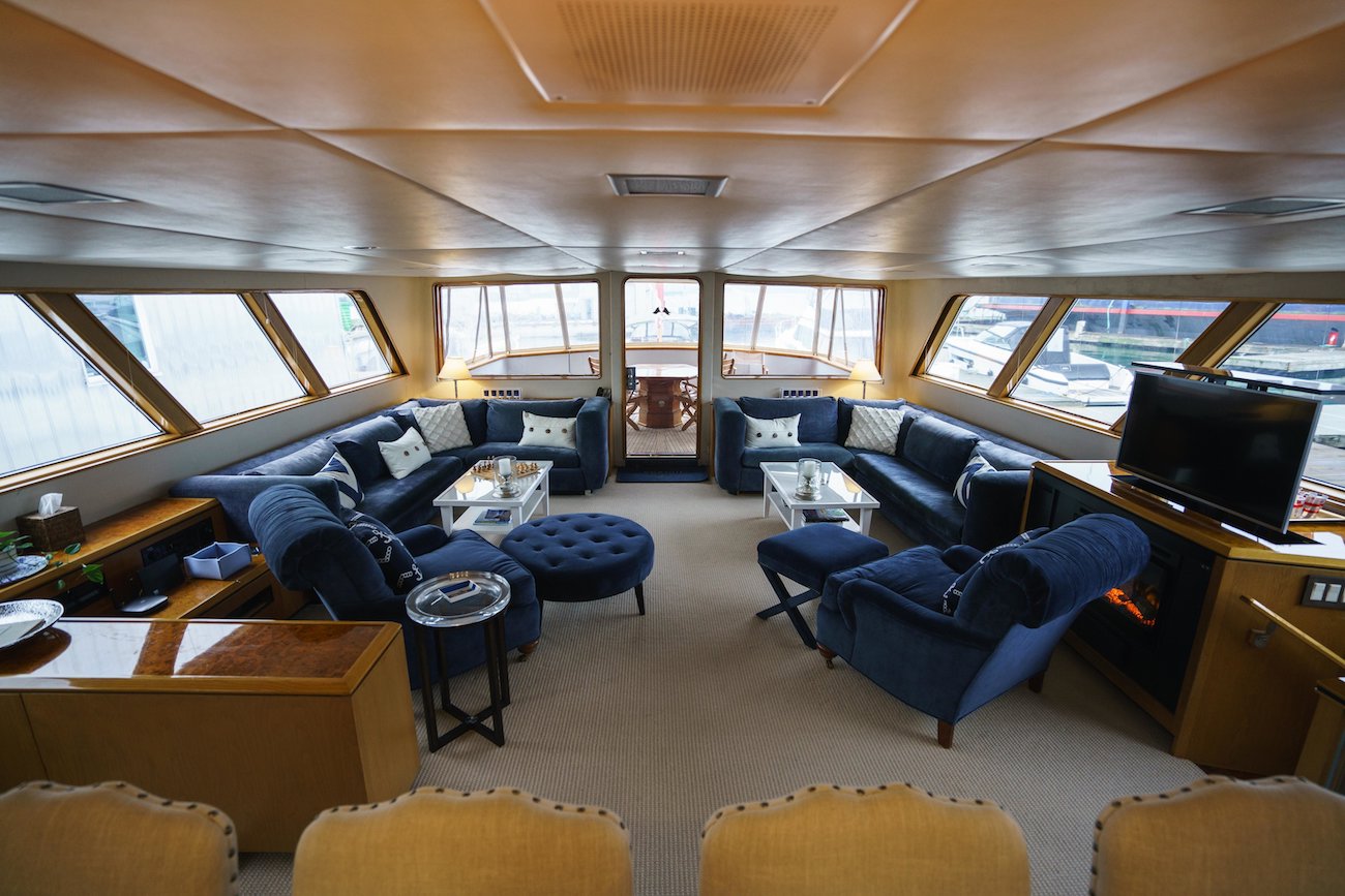 saloon looking aft .jpg