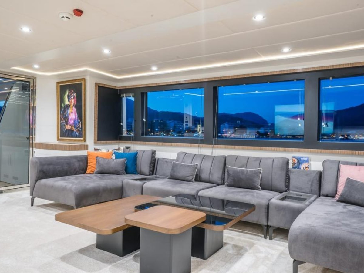 saloon sitting area.jpg