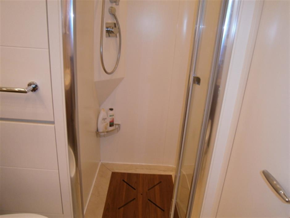 shower ensuite.jpg
