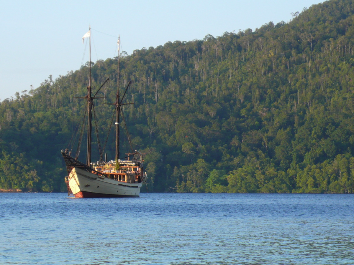 silolona - at anchor.jpg