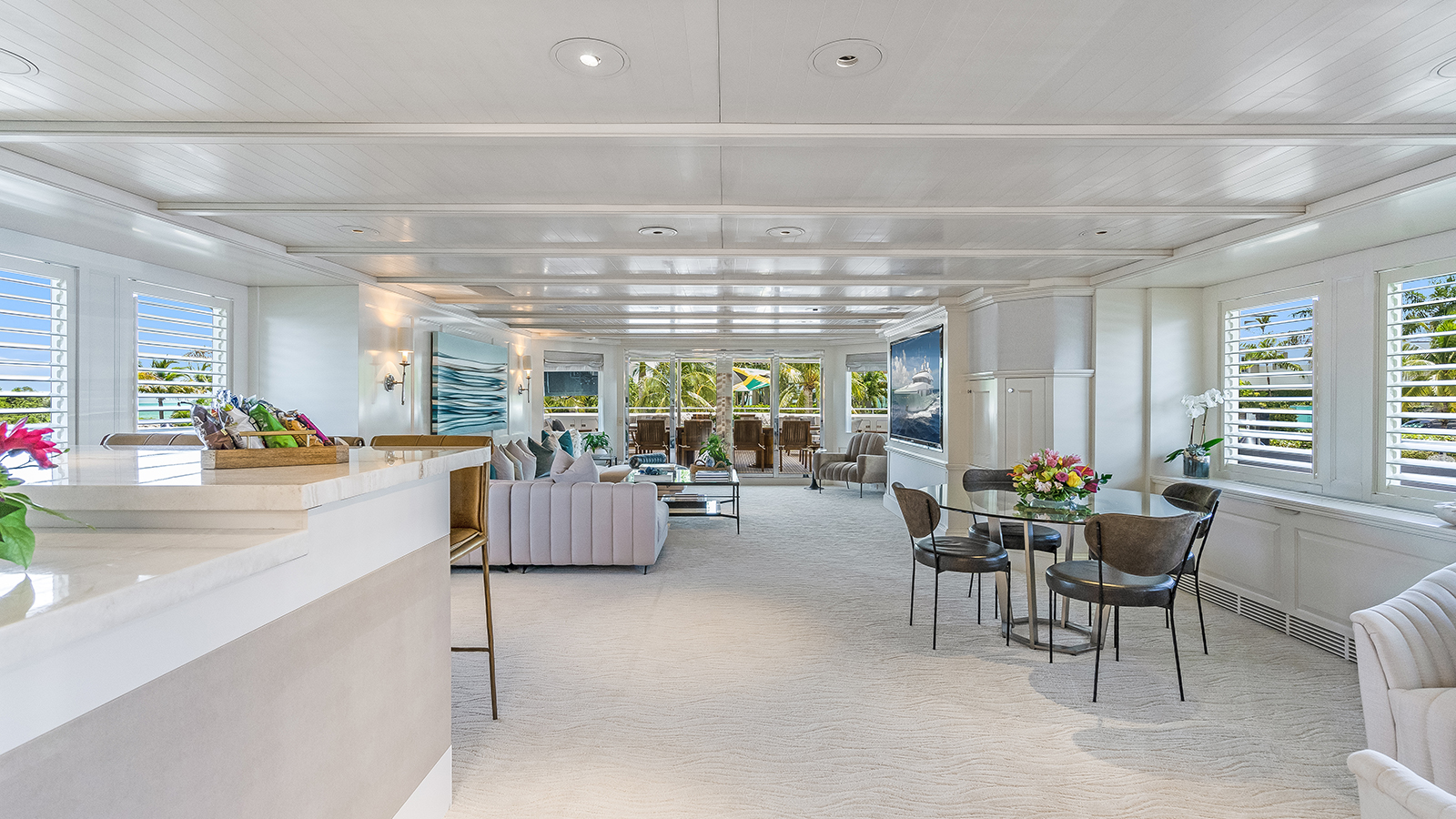 skylounge -  with bar and table.jpg