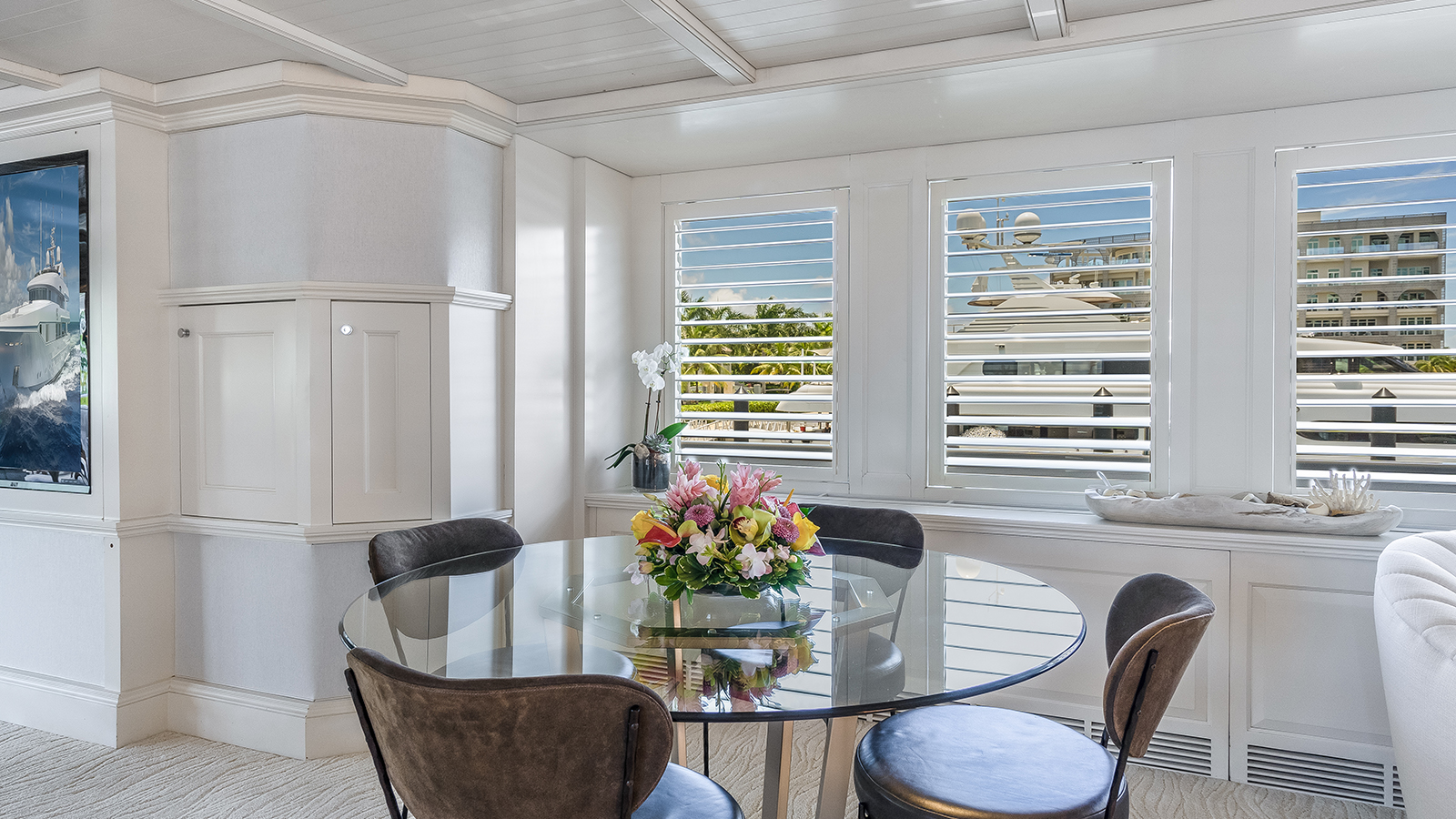 skylounge - table.jpg