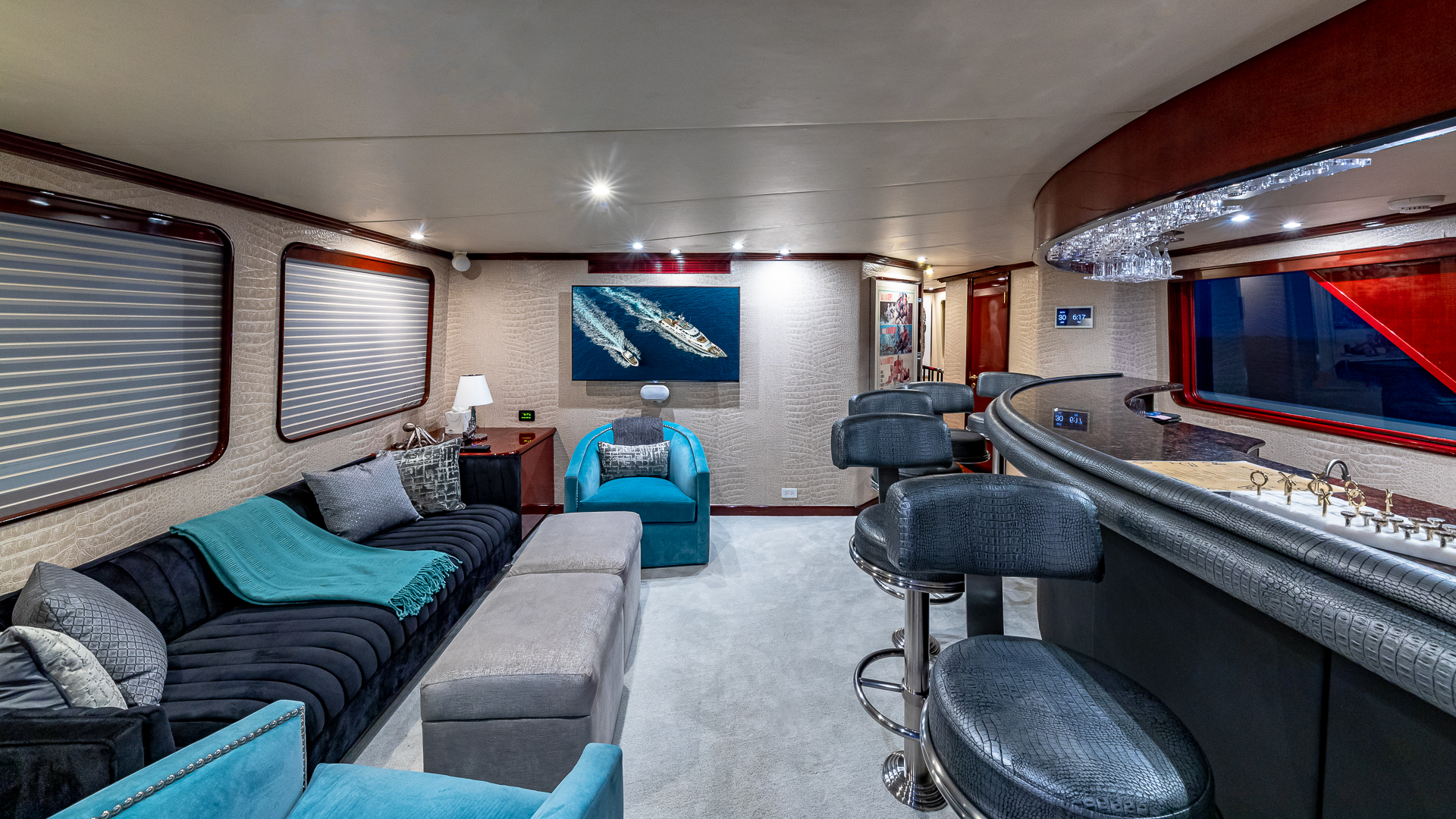 skylounge with bar.jpg