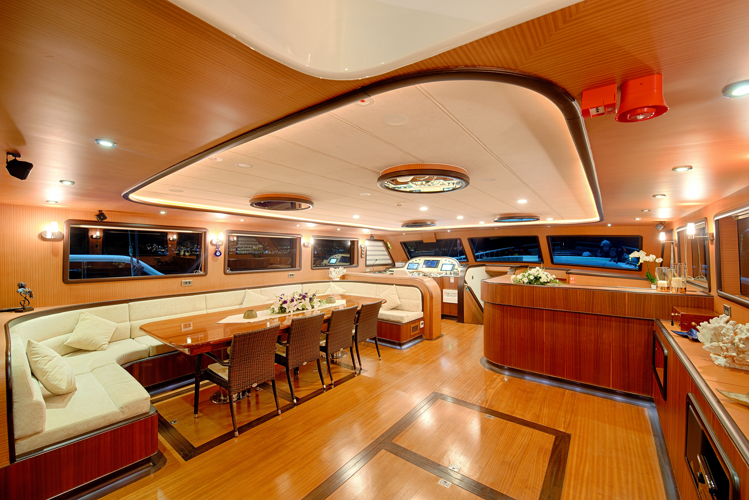 spacious saloon with dining table.jpg