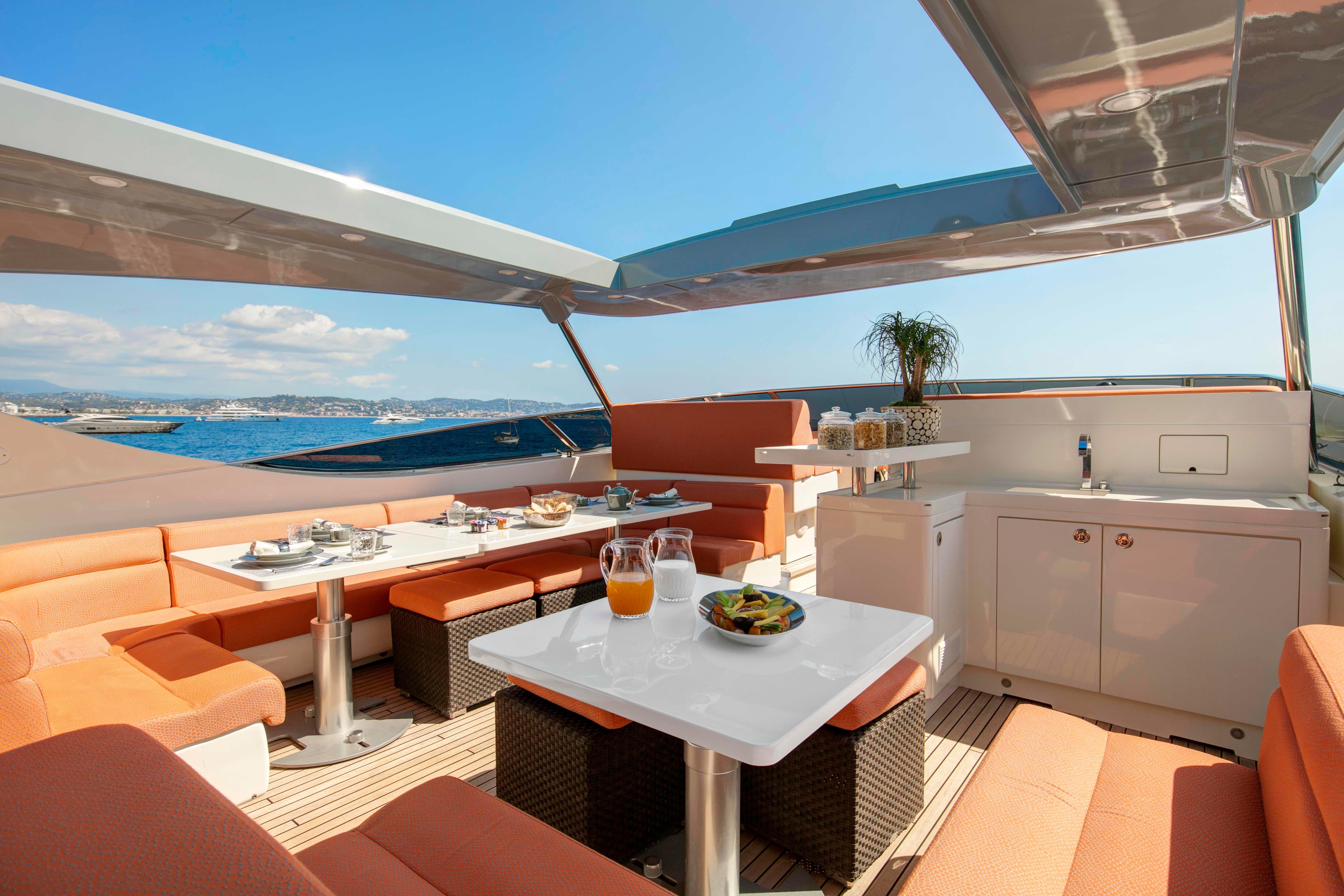sun deck - flybridge.jpg