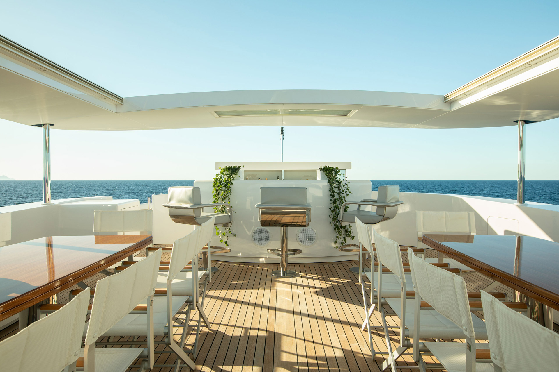 sun deck al fresco dining.jpg