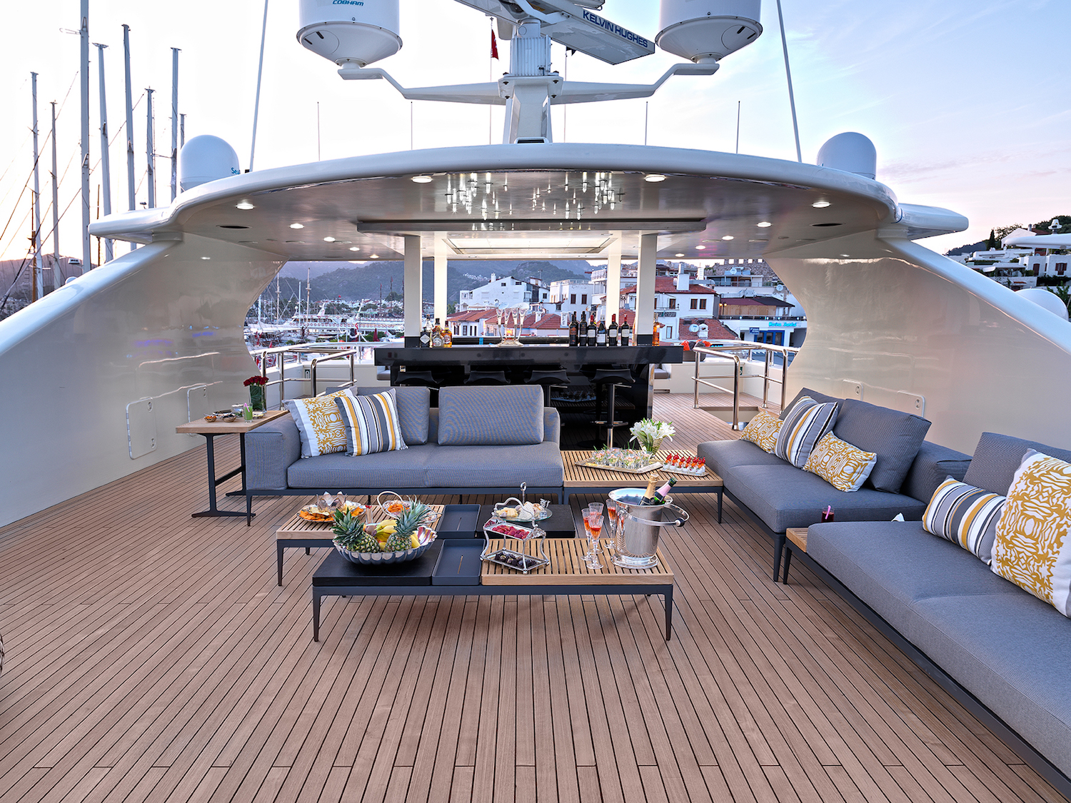 sun deck bar area .jpg