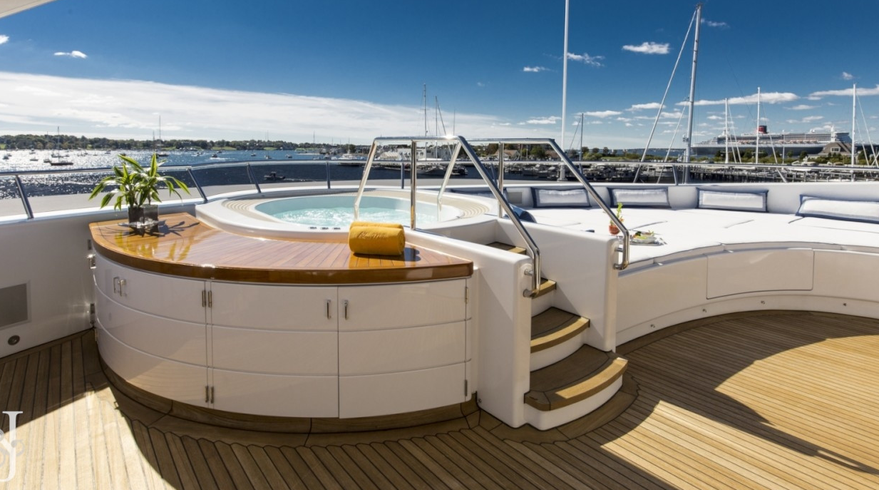 sun deck forward - jacuzzi.png