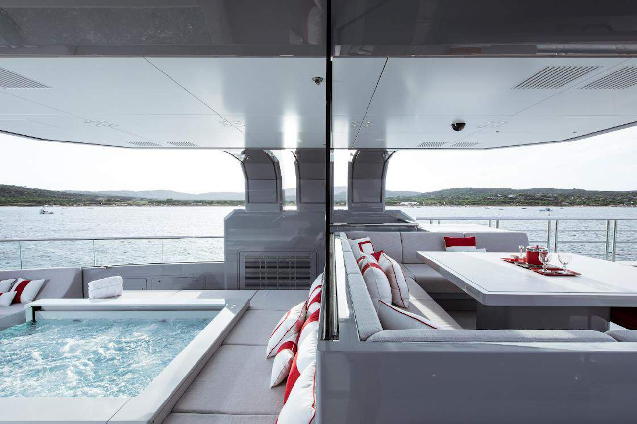 sun deck jacuzzi and dining.png