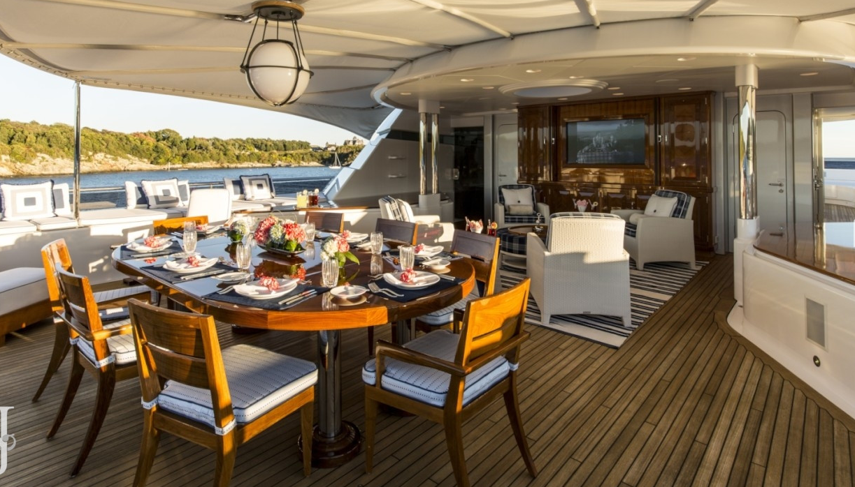 sun deck seating and dining.png