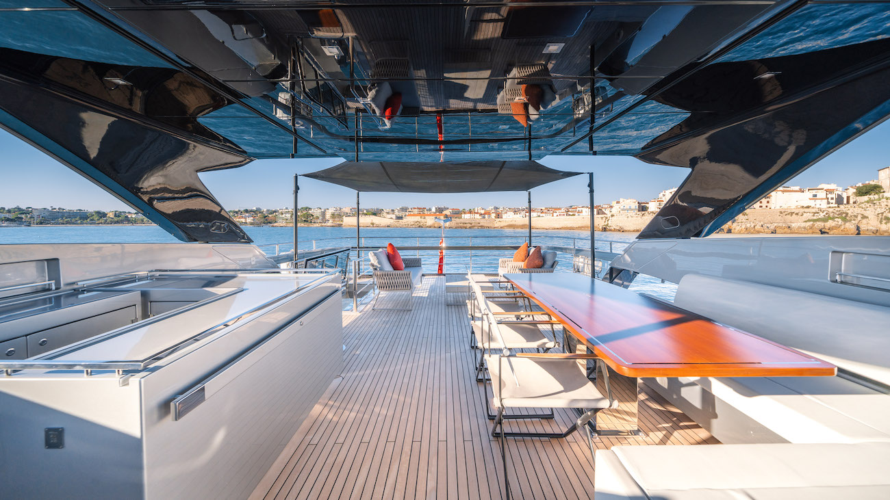 sun deck seating area .jpg