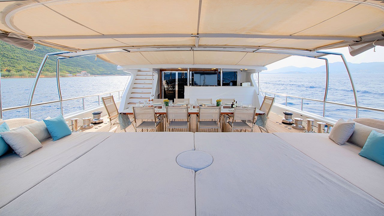 sunbathing and dining area .jpg