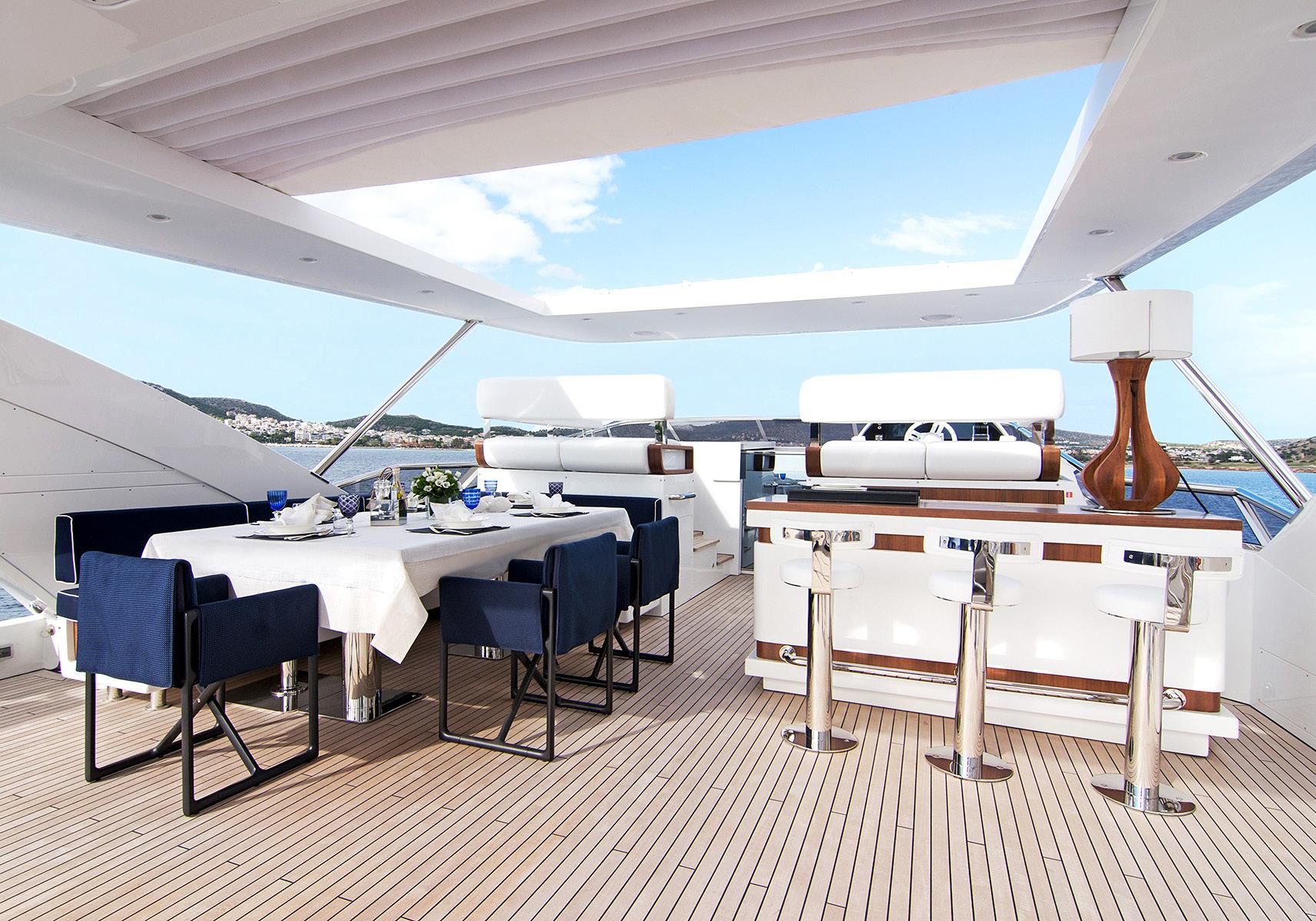 sundeck dining area.jpg