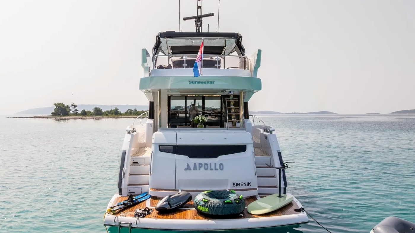 swim platform or aft deck 01.jpg