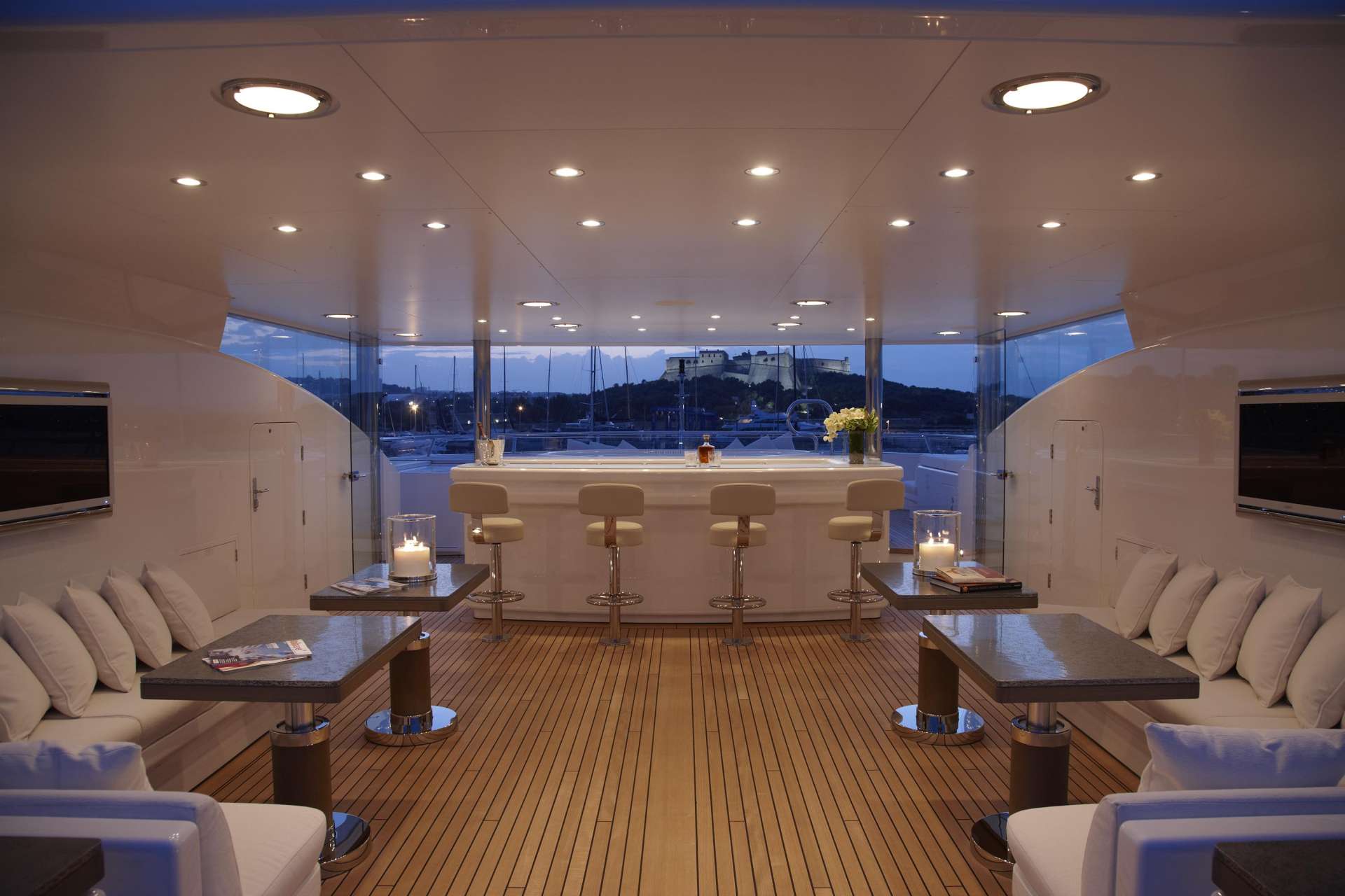 top deck bar area - Photo Feadship.jpg