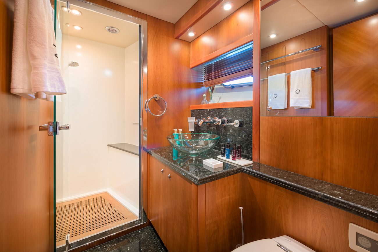twin - starboard bathroom.jpg