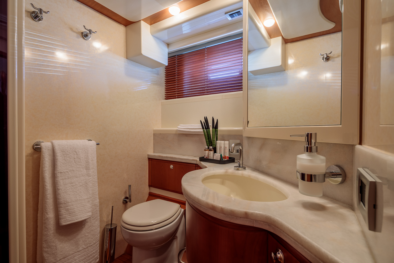 twin cabin 2 ensuite.jpg