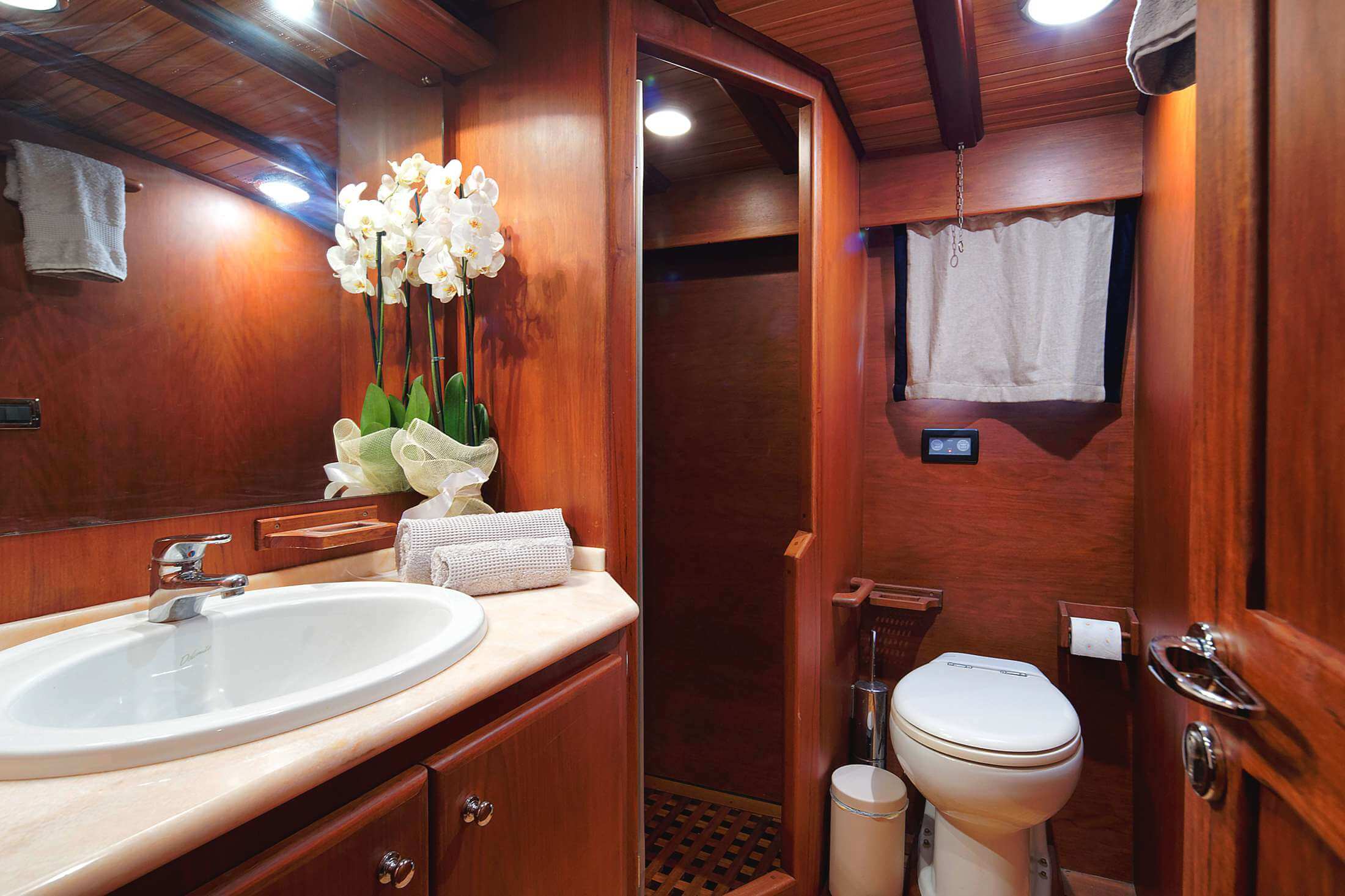 twin guest cabin ensuite bathroom.jpg