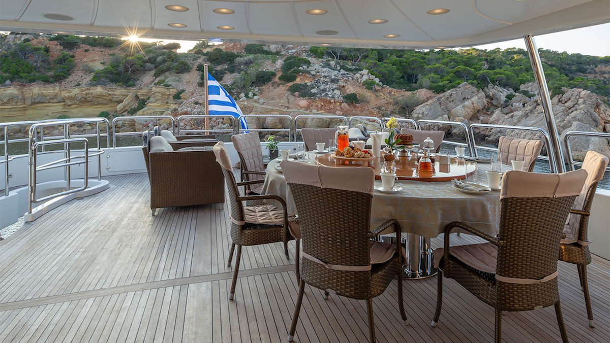 upper deck alfresco dining area.png