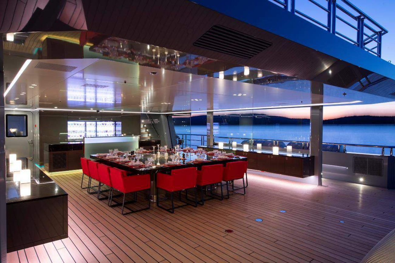 upper deck dining alfresco.png