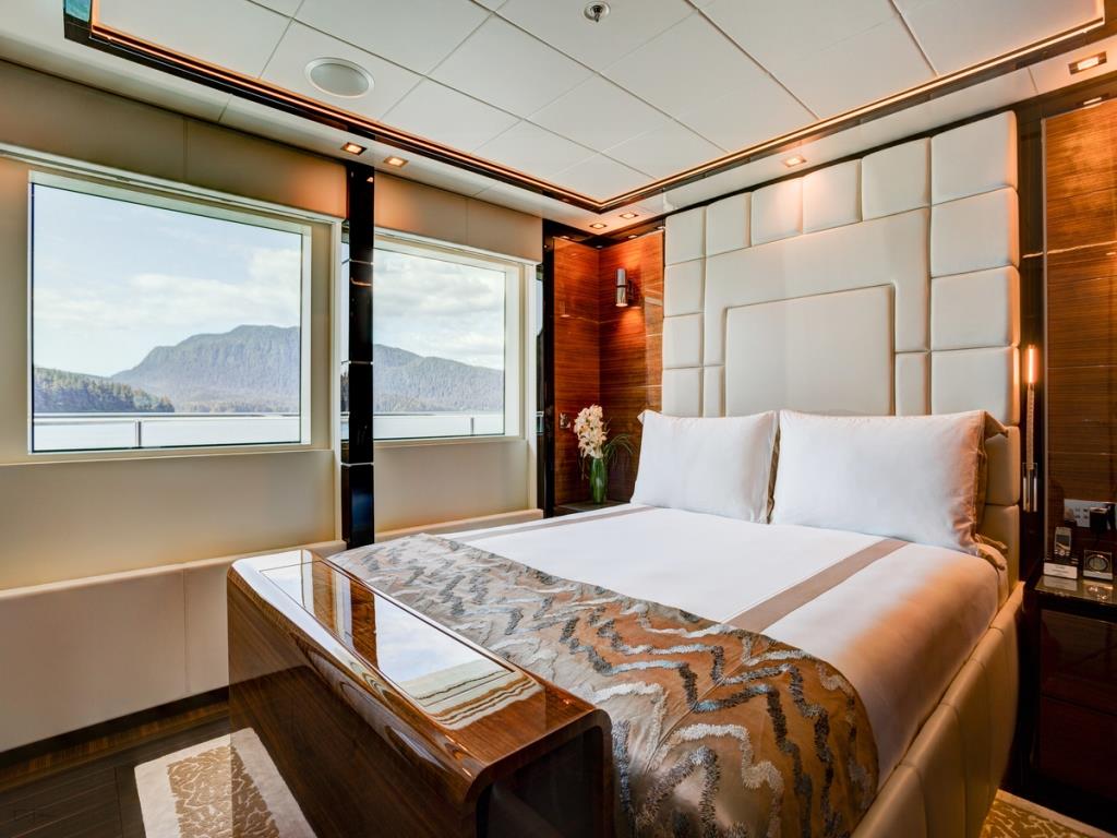 upper deck queen cabin.jpg