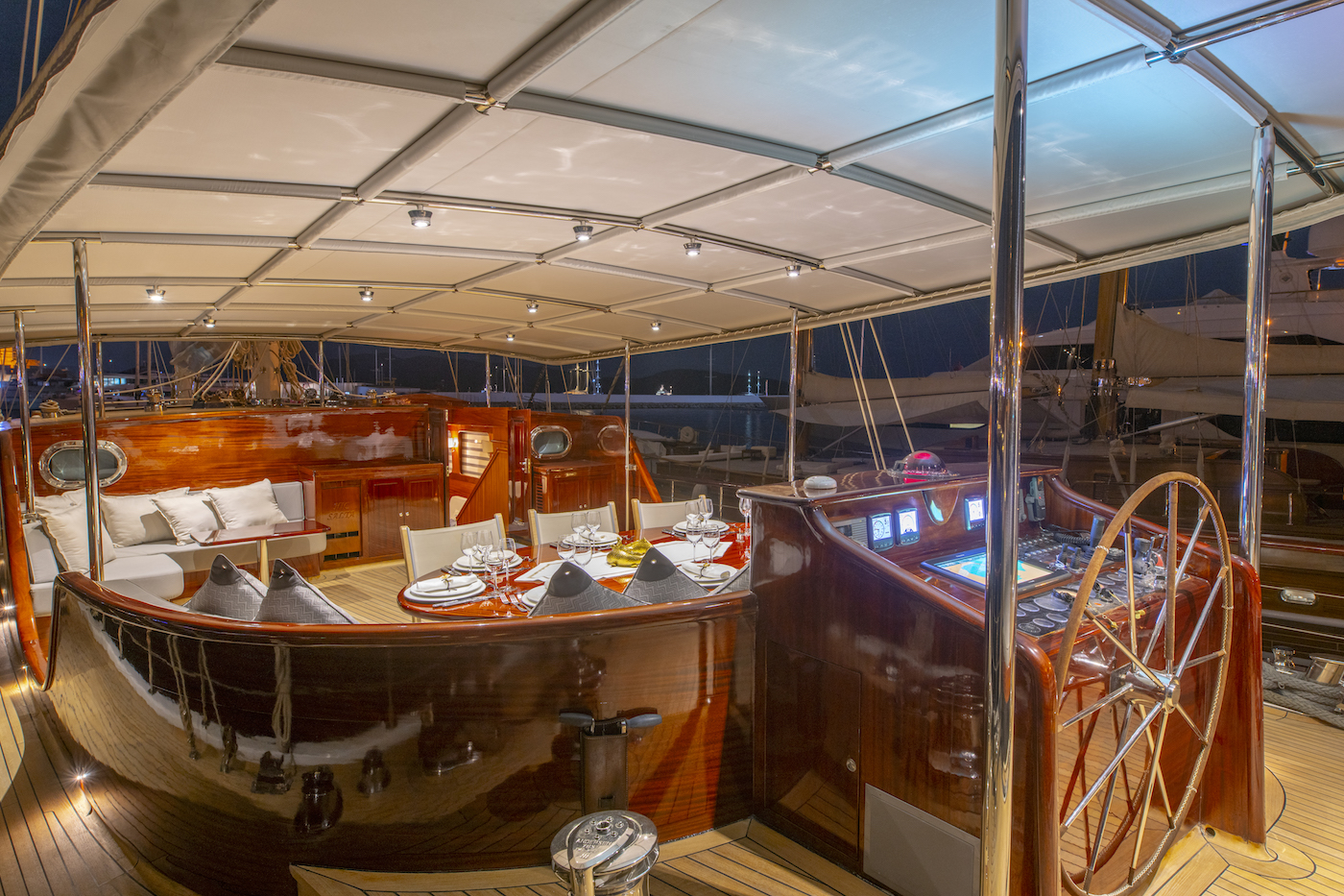wheel and deck dining.jpg