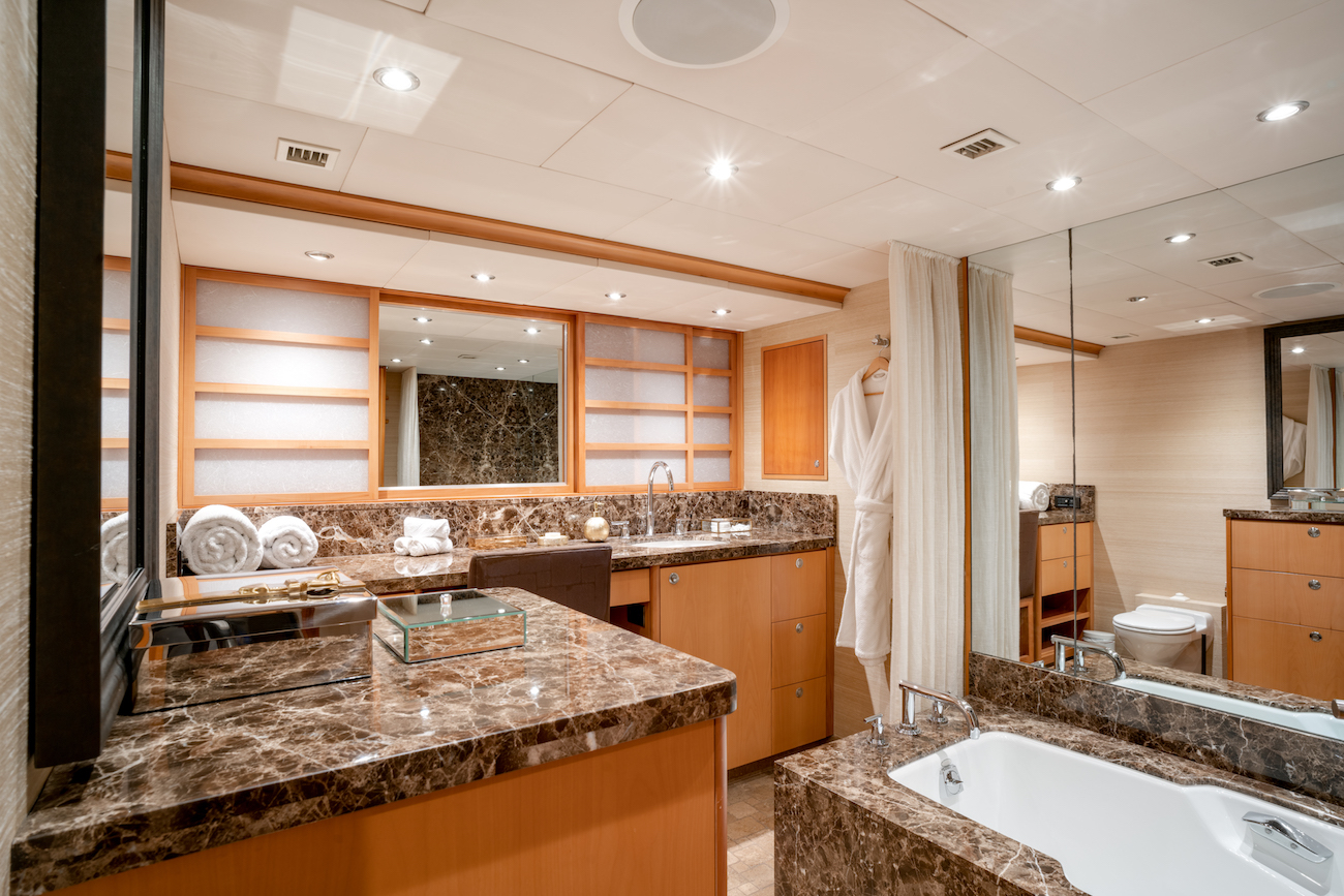  ensuite bathroom .jpg