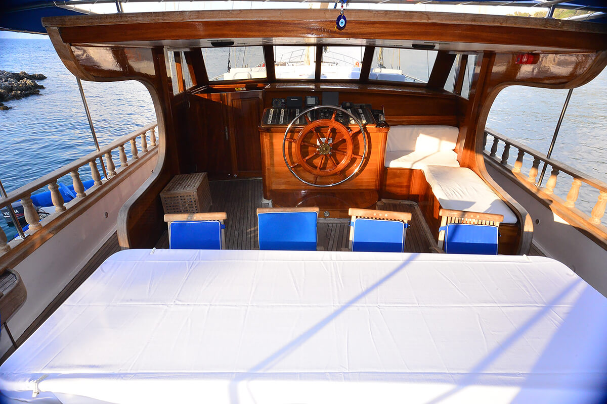 Dining-Area-on-Aft-Deck.jpg